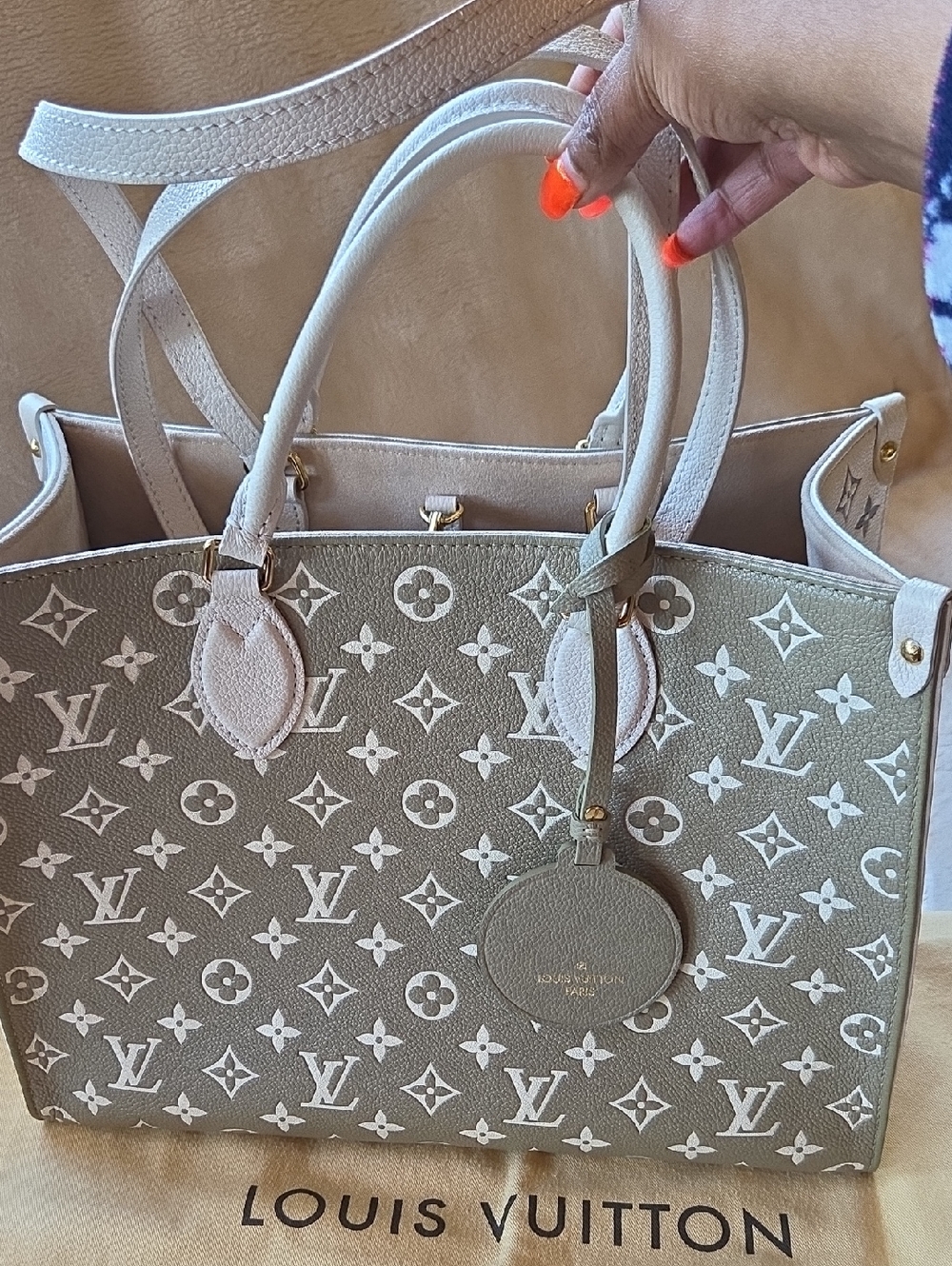 Louis Vuitton Grey and White Monogram Onthego MM Tote Empreinte - Picture 2 of 10
